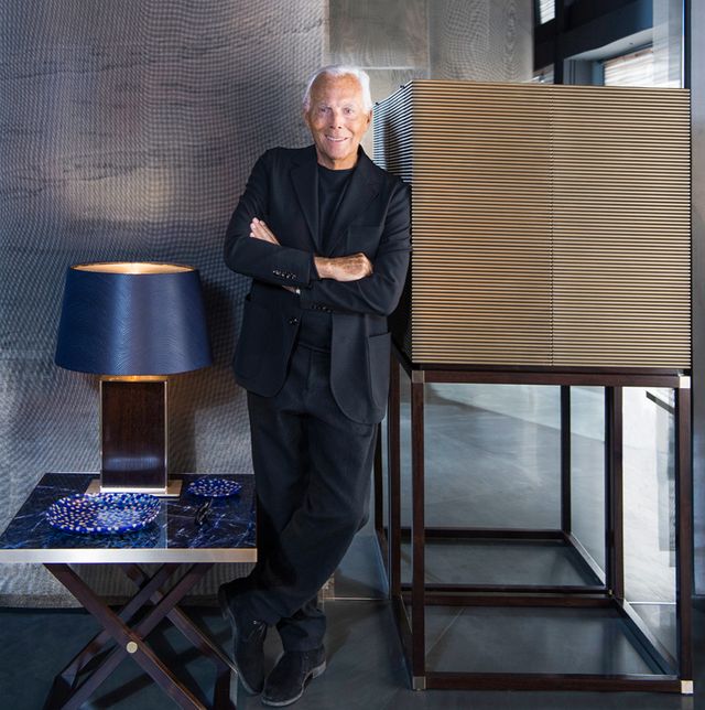 Giorgio Armani przy lampie i barku Armani/Casa