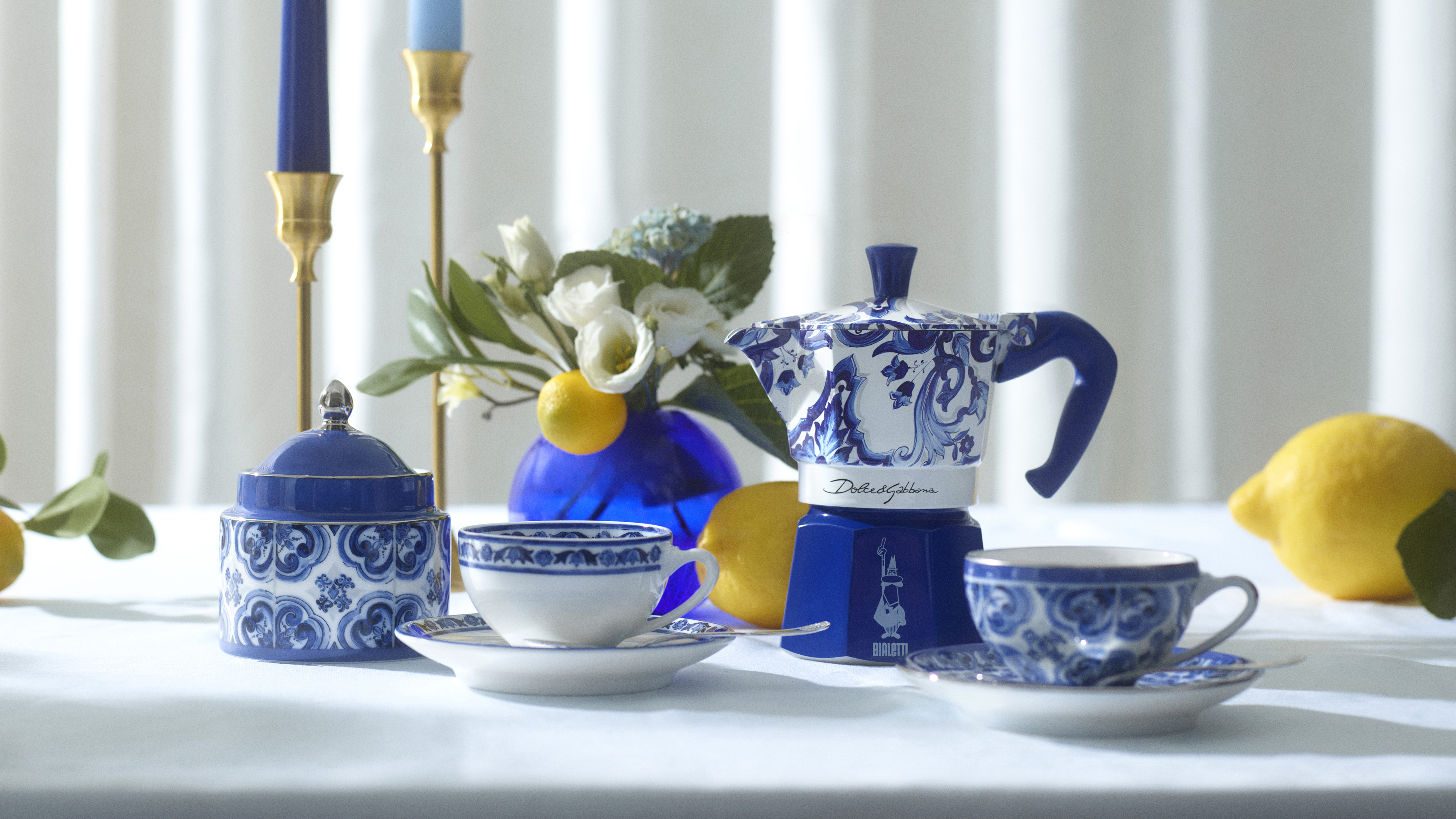 Kawiarka Bialetti w motywie Blu Mediterraneo przy filiżankach