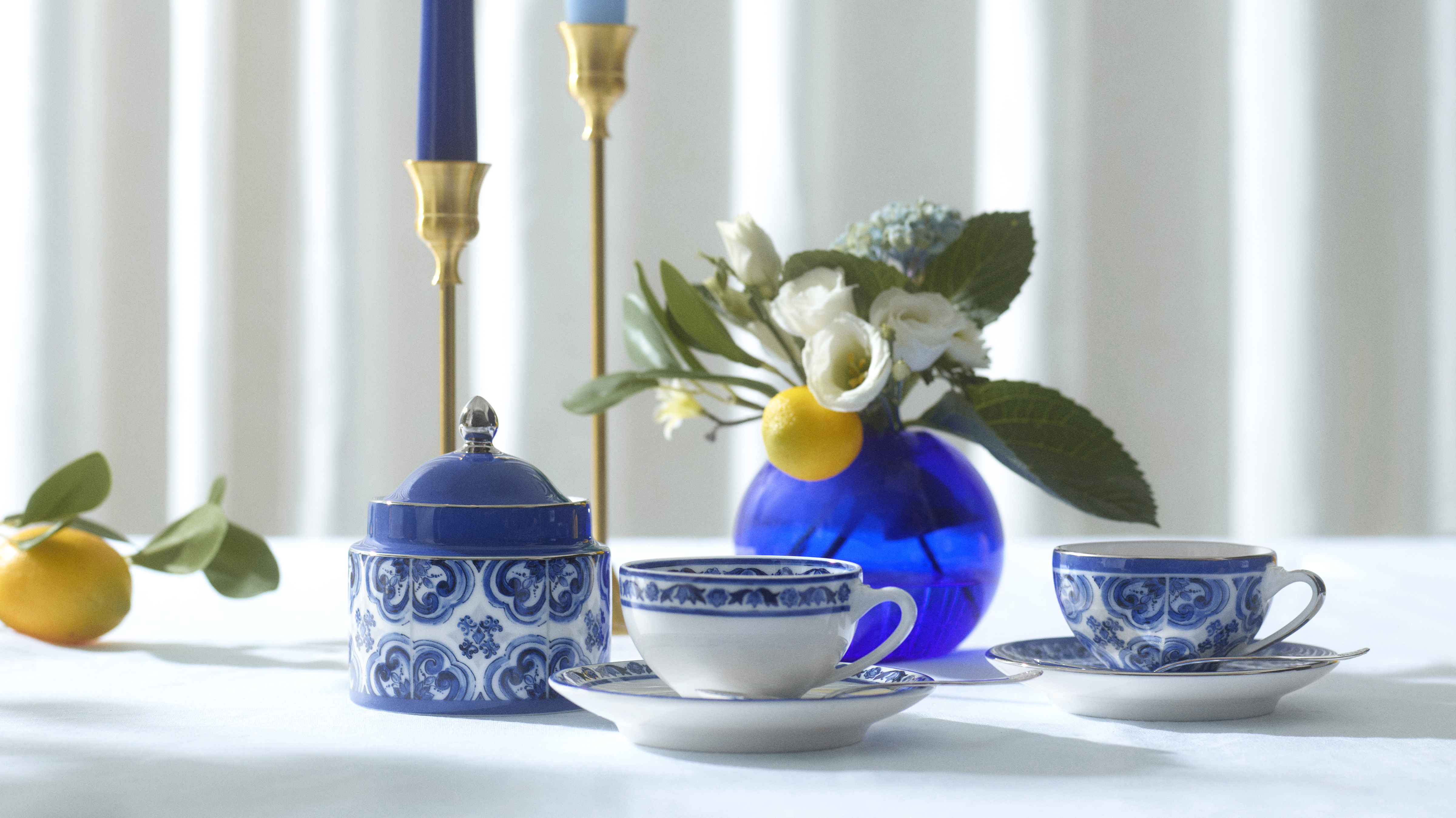 Filiżanki i cukiernica Blu Mediterraneo przy niebieskim szklanym wazonie