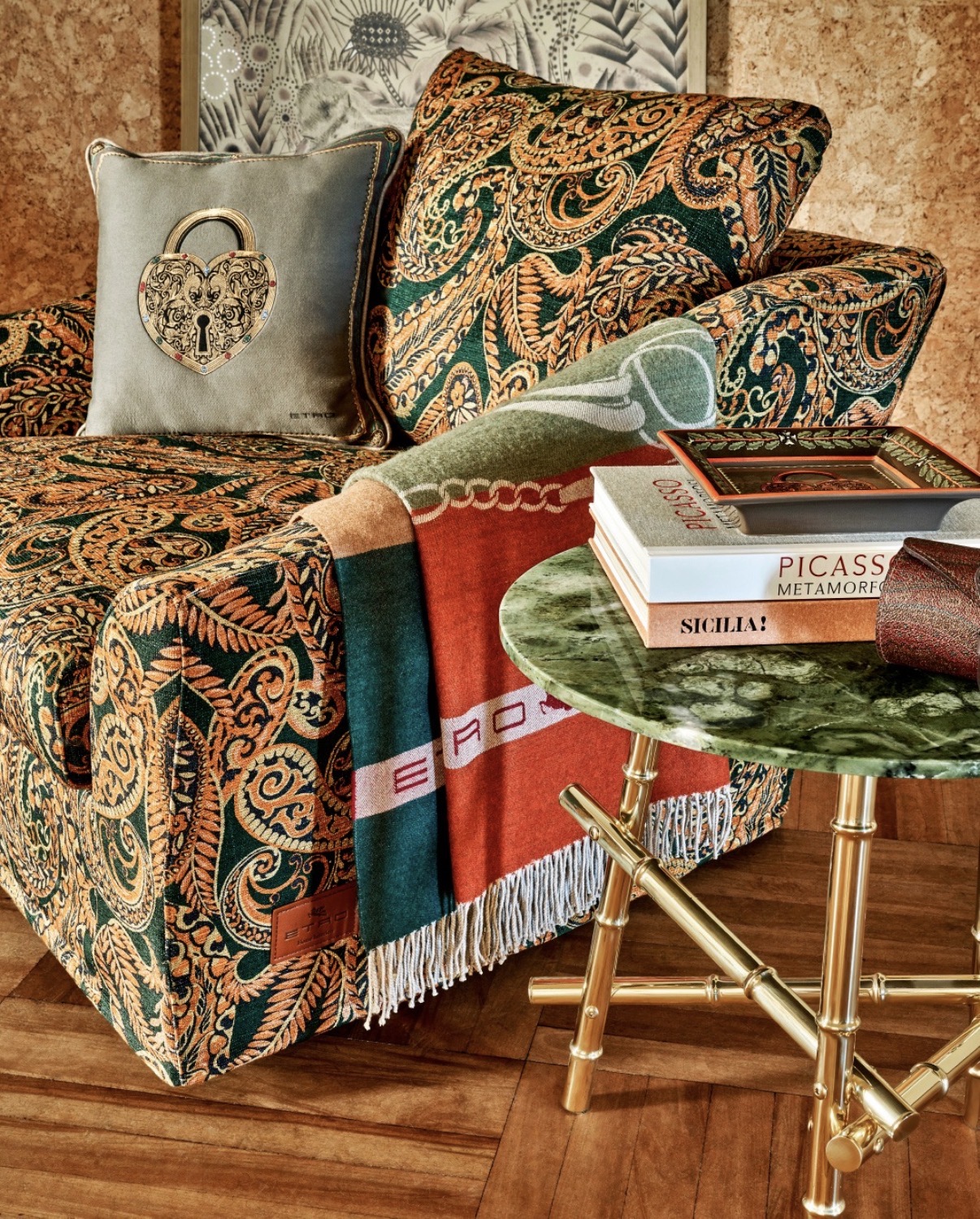Szezlong w paisley, pled z logo ETRO i stolik z zielonego marmuru