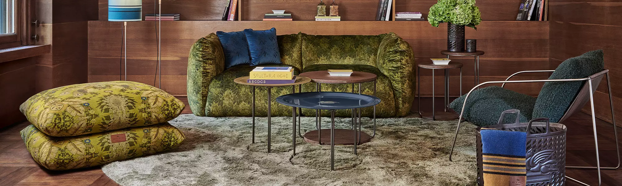 Sofa w zielonym żakardzie, pufy i stoliki