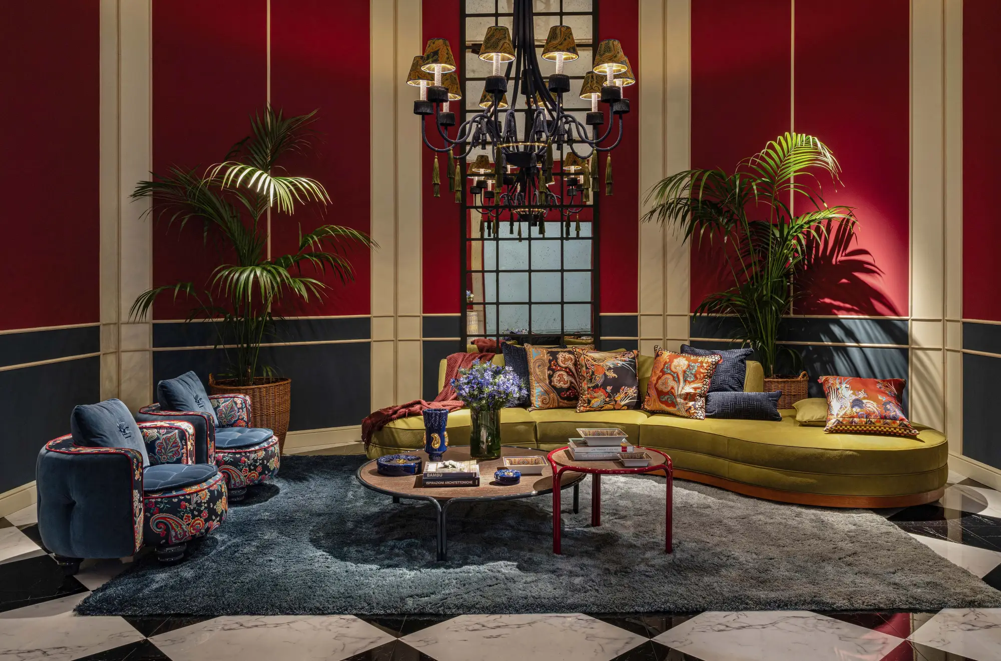 Salon ETRO Home Interiors — czerwone ściany, sofa w odcieniu oliwki, poduszki w paisley