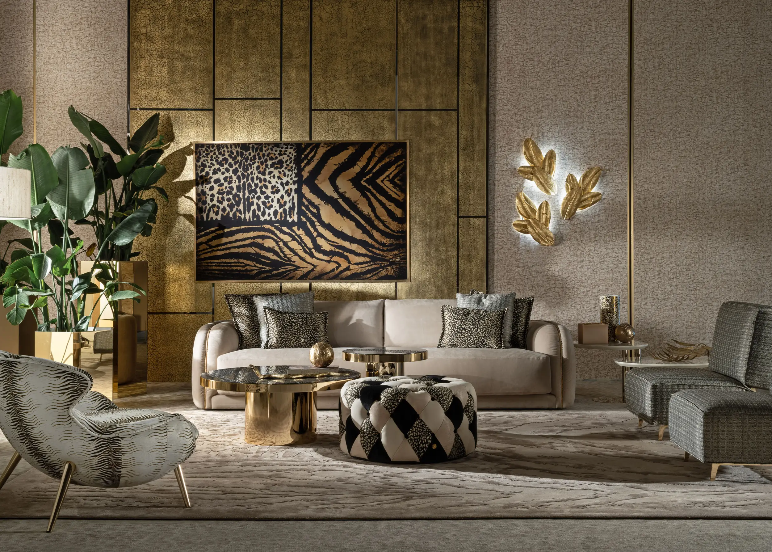 Salon Roberto Cavalli Home Interiors — złote panele, obraz w tygrysie pasy, sofa i puf w animalier