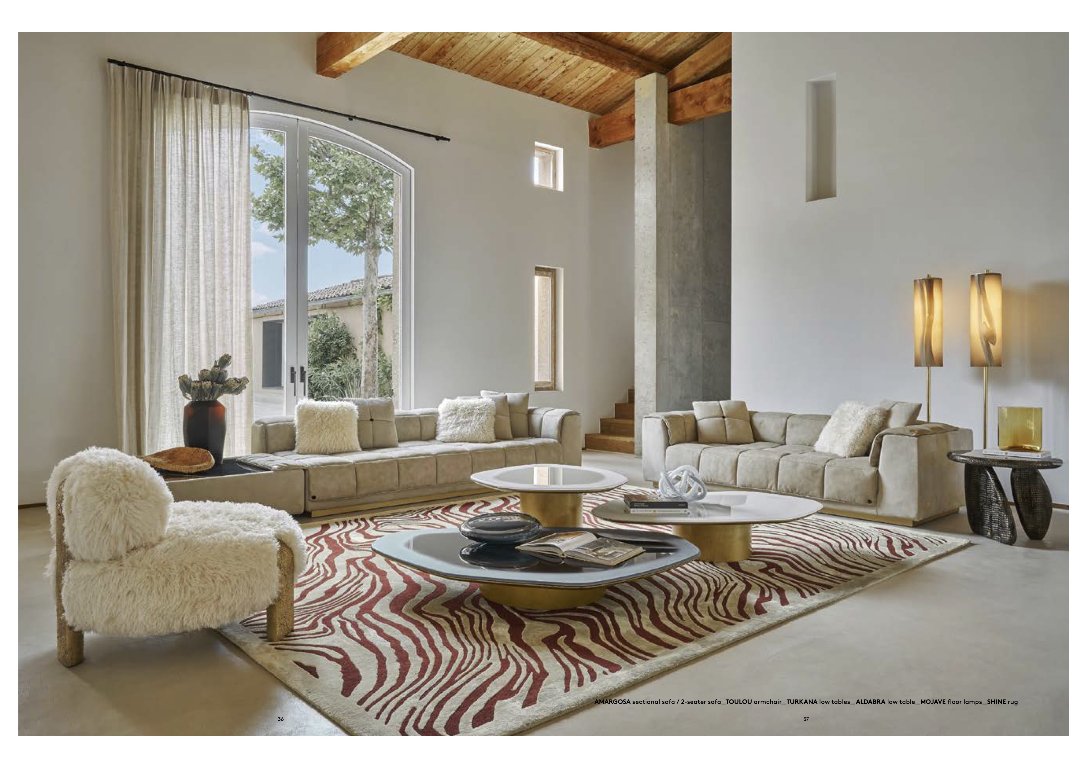 Amargosa sectional sofa, fotel Toulou w futrze, stoliki Turkana na dywanie w pasy
