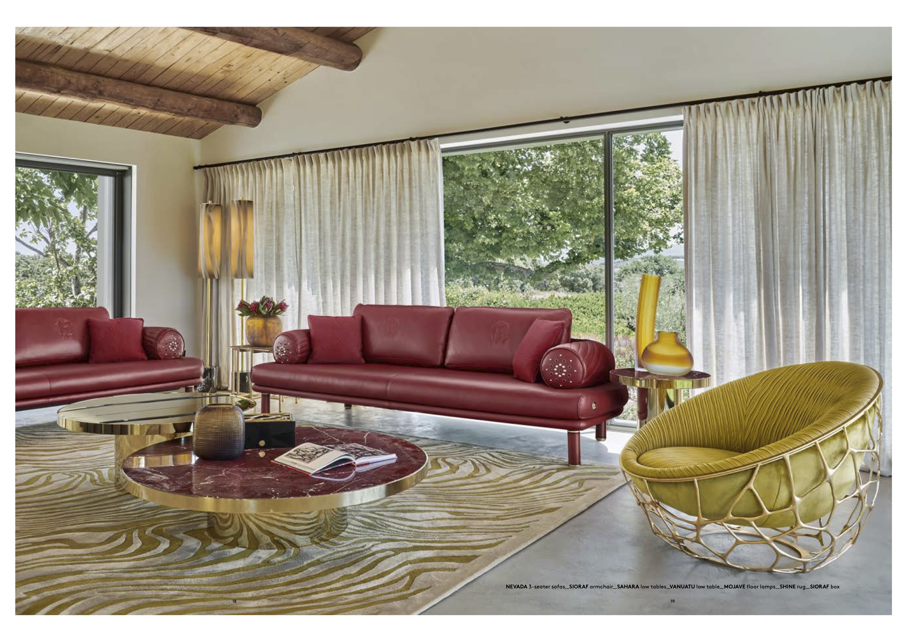 Nevada 3-seater sofas w czerwonej skórze, fotel Sioraf w złotej klatce, stolik Sahara z czerwonego marmuru