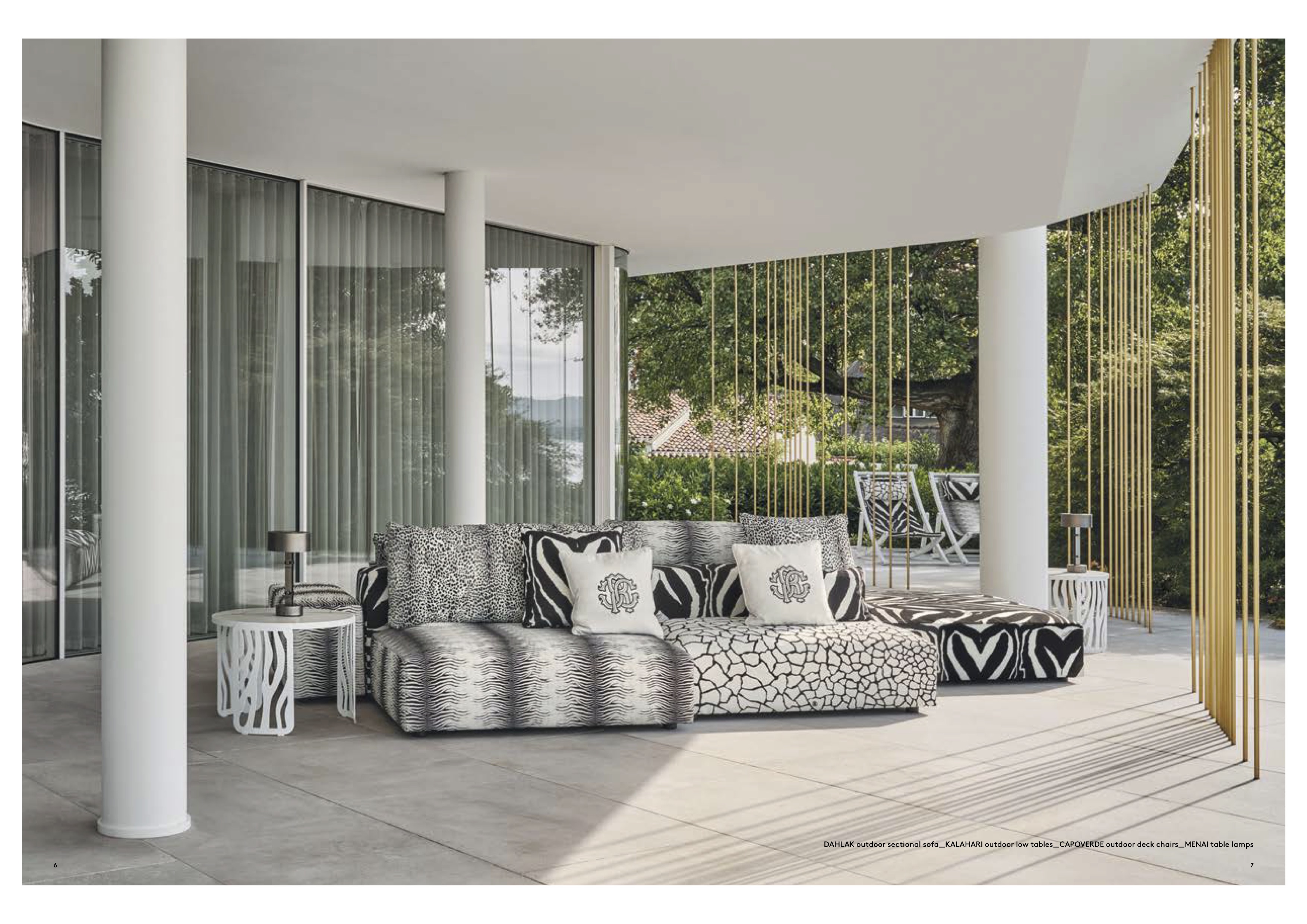 Dahlak outdoor sectional sofa w graficznych wzorach zwierzęcych, złote pręty na tarasie