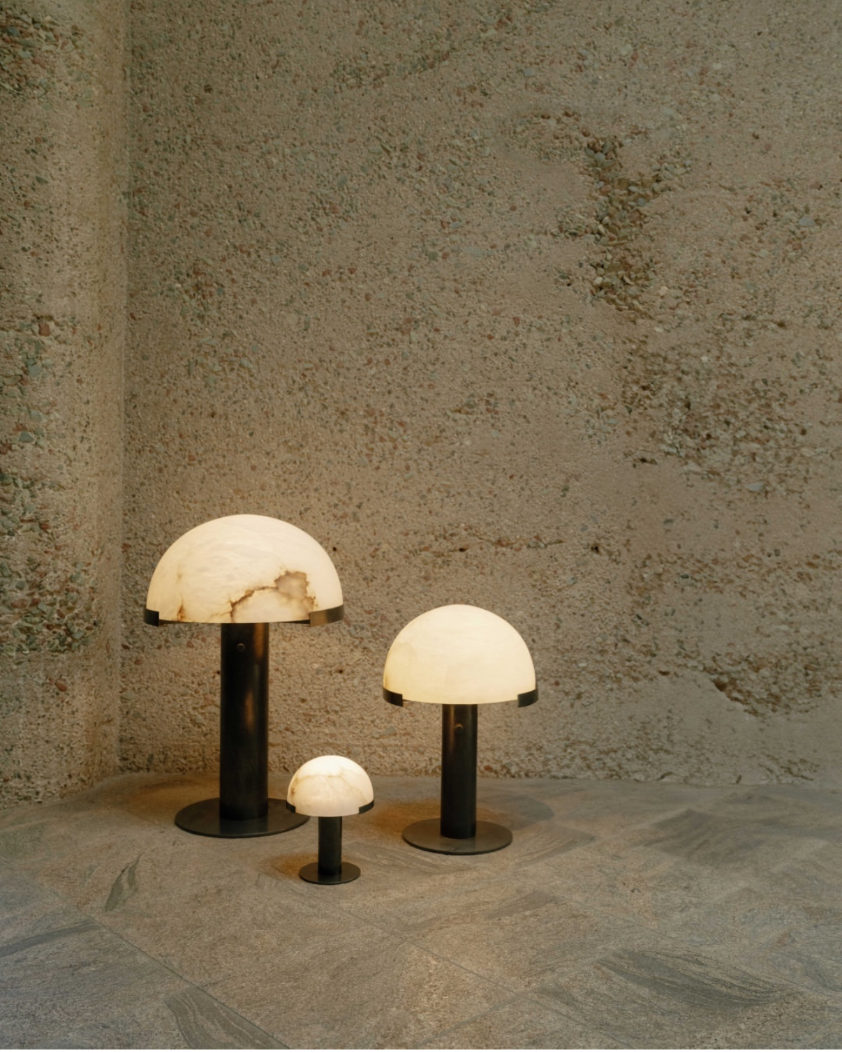 Lampy stołowe z kamiennymi kloszami